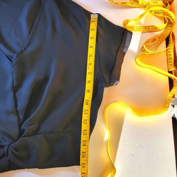 Beautiful Cropped Blouse V Neck Short Sleeve Size M - Picture 12 of 12